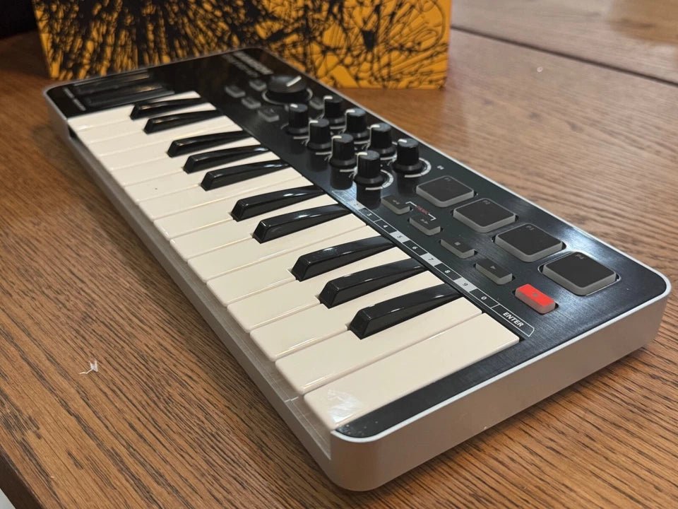 Samson Graphite M25 MIDI controller side profile highlighting compact portable build