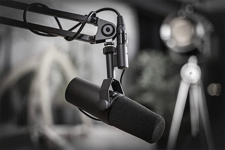 SM7B Dynamic Microphone - Premium Podcast Studio Kit for Live Recording, Podcasting, Black Metal Mic
