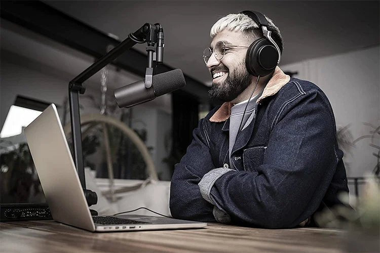 SM7B Dynamic Microphone - Premium Podcast Studio Kit for Live Recording, Podcasting, Black Metal Mic