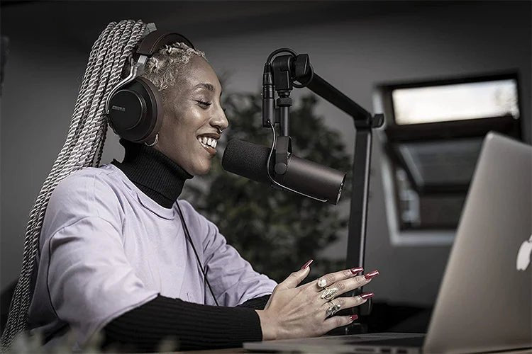 SM7B Dynamic Microphone - Premium Podcast Studio Kit for Live Recording, Podcasting, Black Metal Mic