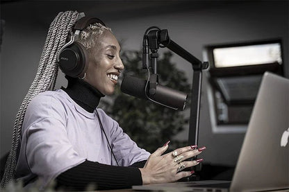 SM7B Dynamic Microphone - Premium Podcast Studio Kit for Live Recording, Podcasting, Black Metal Mic
